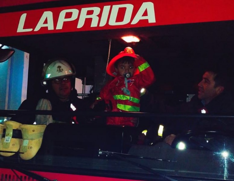 Laprida: un pequeo es fantico de los Bomberos